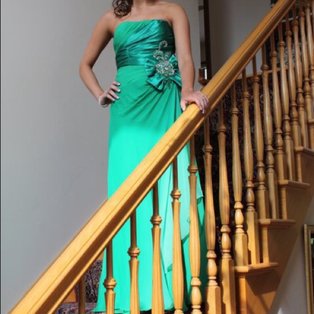 Elegant Emerald Green Evening Gown // Prom Dress
